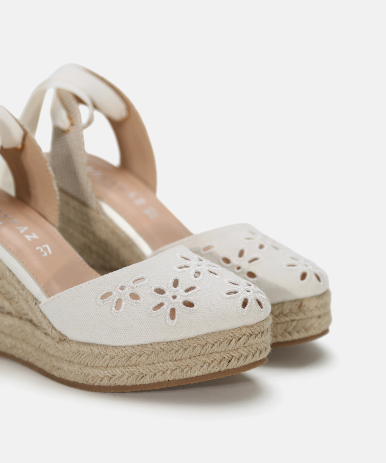 Cu&ntilde;a bordado flores image number null